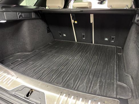 Used 2019 Land Rover Range Rover Velar R-Dynamic SE AWD/4WD image 38