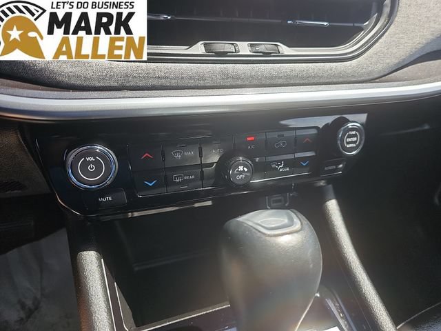 Used 2025 Jeep Compass Latitude w/ Sun & Sound Group AWD/4WD image 17