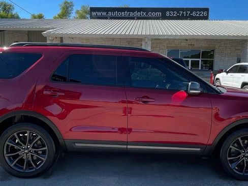 Used 2018 Ford Explorer XLT w/ Equipment Group 202A image 7