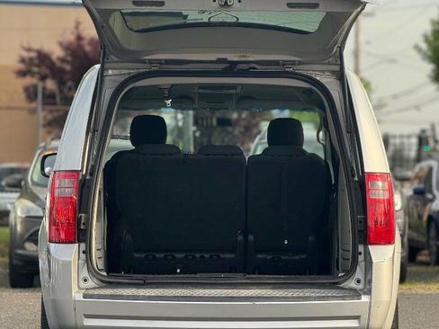 Used 2010 Dodge Grand Caravan SXT FWD image 11