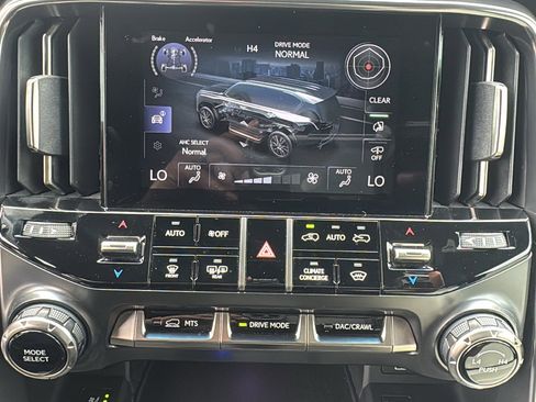 Used 2024 Lexus LX 600 4WD w/ Luxury Package image 19