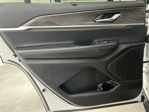 Used 2024 Jeep Grand Cherokee L Limited w/ Luxury Tech Group II image 17