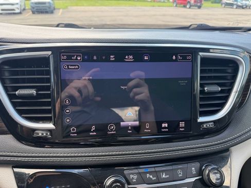 Used 2022 Chrysler Pacifica Limited AWD/4WD image 29