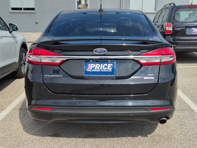 Used 2018 Ford Fusion SE w/ Equipment Group 201A FWD image 3