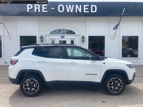 Used 2025 Jeep Compass Trailhawk AWD/4WD image 4
