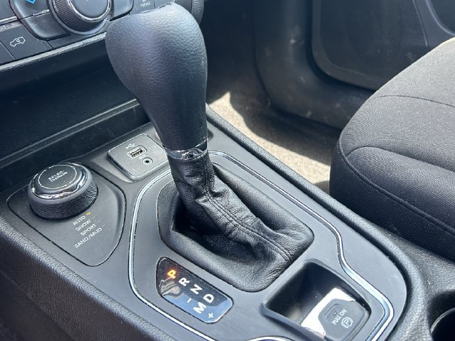 Used 2019 Jeep Cherokee Latitude w/ Popular Appearance Group AWD/4WD image 17