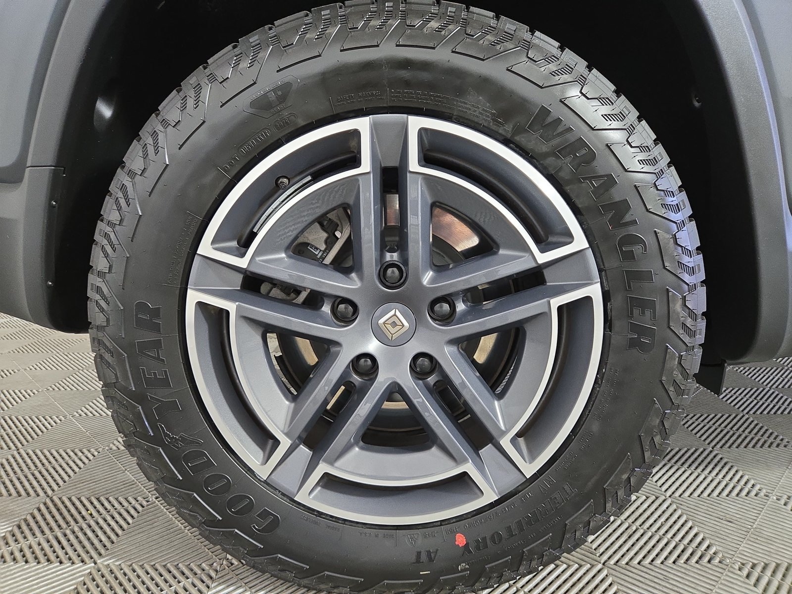 Used 2025 Rivian R1S Adventure Dual AWD/4WD image 12