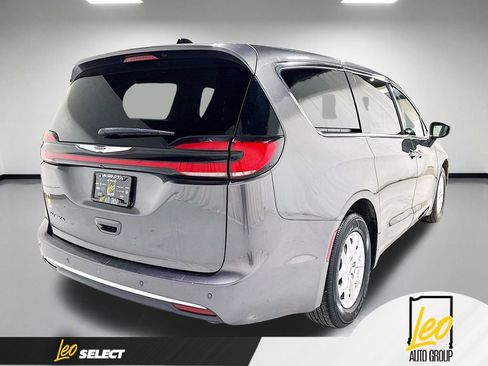 Used 2023 Chrysler Pacifica Touring-L FWD image 8