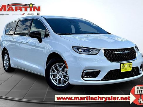 New 2026 Chrysler Pacifica Select image 1