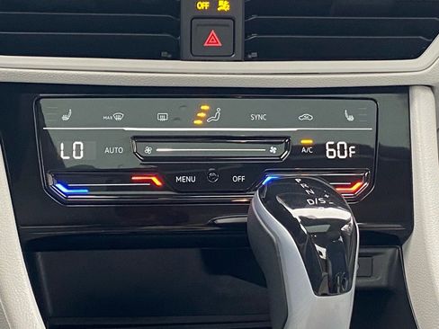 Certified 2025 Volkswagen Jetta SE image 8