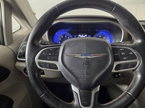 Used 2017 Chrysler Pacifica Touring-L FWD image 16