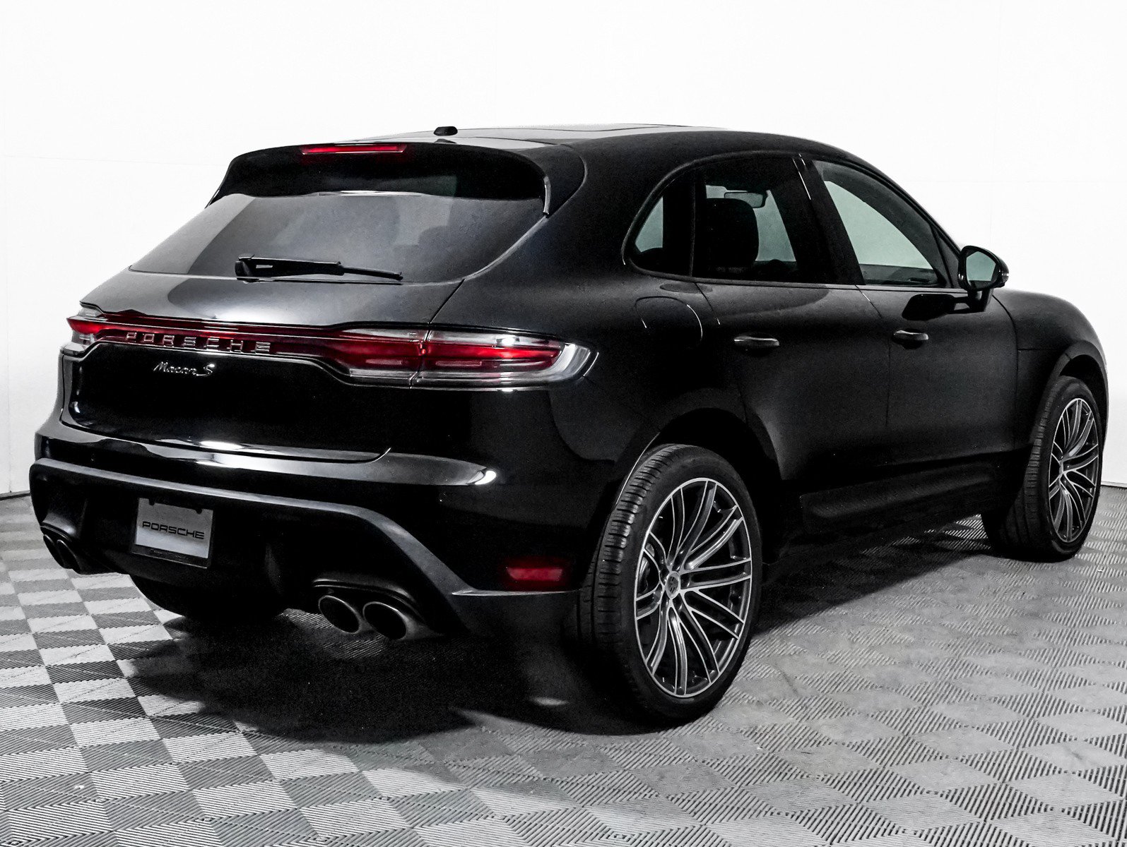 Certified 2024 Porsche Macan S AWD/4WD image 9