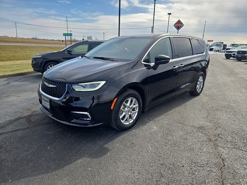 Used 2024 Chrysler Pacifica Touring-L image 1