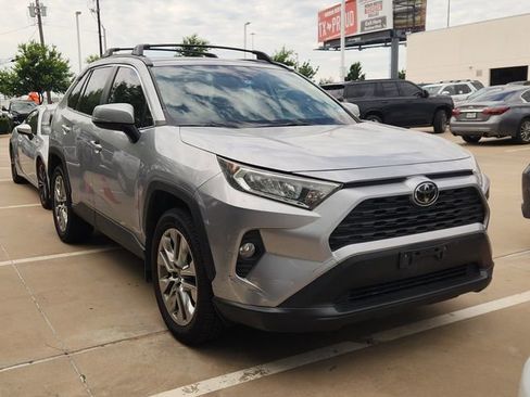 Used 2019 Toyota RAV4 XLE Premium FWD image 2