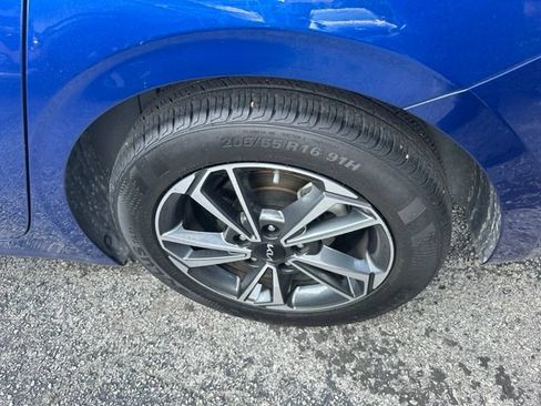 Used 2023 Kia Forte LXS w/ LXS Technology Package FWD image 7
