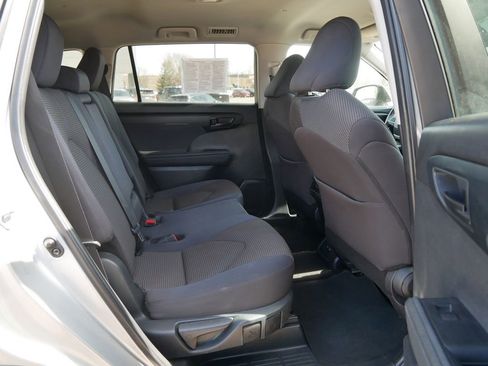 Used 2024 Toyota Highlander LE AWD/4WD image 14