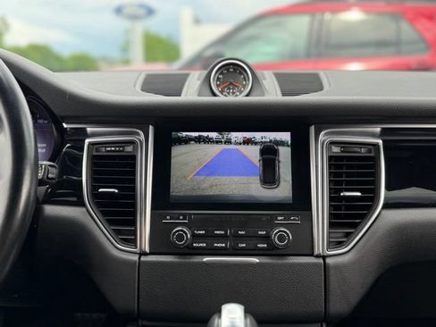Used 2018 Porsche Macan AWD/4WD image 3
