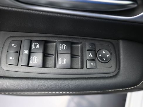 Used 2025 Chrysler Pacifica Limited image 21