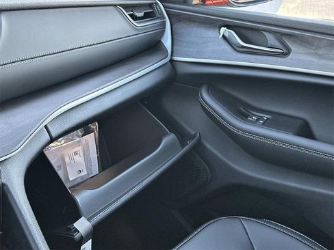 New 2025 Jeep Grand Cherokee Limited image 18