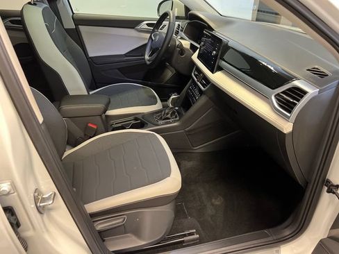 Used 2025 Volkswagen Taos SE FWD image 10