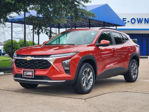 Used 2024 Chevrolet Trax LT w/ Driver Confidence Package FWD image 3