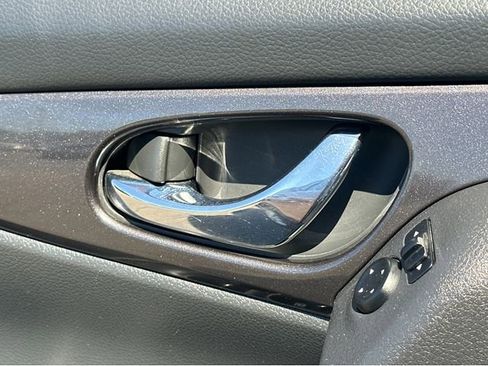 Used 2019 Nissan Rogue SV AWD/4WD image 37