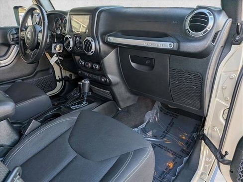 Used 2017 Jeep Wrangler Unlimited Rubicon w/ Connectivity Group image 20