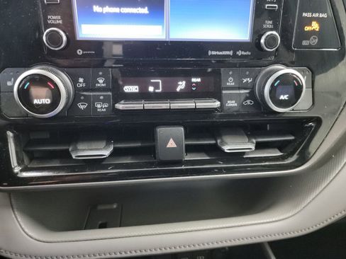 Used 2021 Toyota Highlander XLE FWD image 21