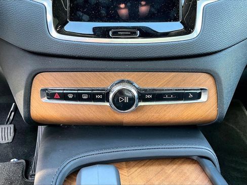 Used 2024 Volvo XC90 B5 Plus image 18