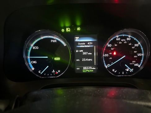 Used 2018 Toyota RAV4 XLE w/ Convenience Package image 16