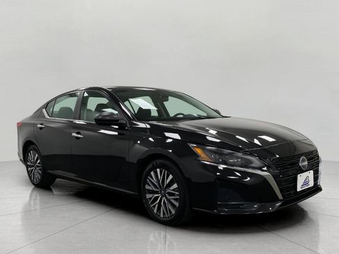 Certified 2025 Nissan Altima 2.5 SV FWD image 1