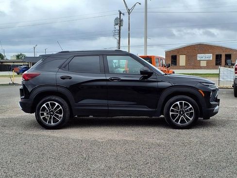 Used 2025 Chevrolet TrailBlazer LT FWD image 2
