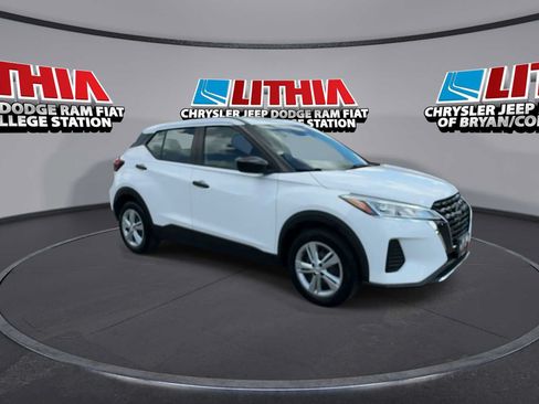 Used 2022 Nissan Kicks S FWD image 2