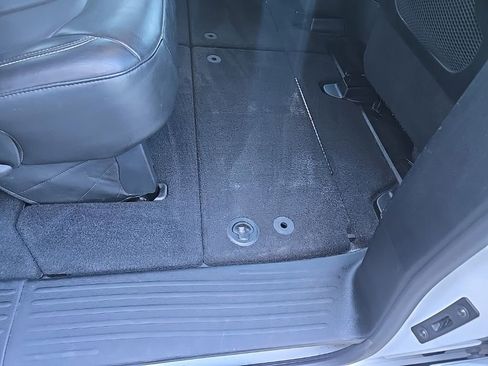 Used 2025 Chrysler Pacifica Select image 78