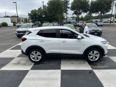 Used 2024 Buick Encore GX Preferred w/ Comfort Package FWD image 3