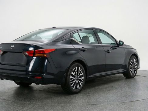 Used 2025 Nissan Altima 2.5 SV FWD image 9