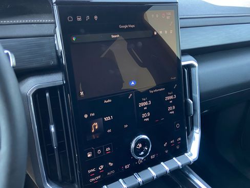 Used 2025 GMC Acadia Elevation image 23