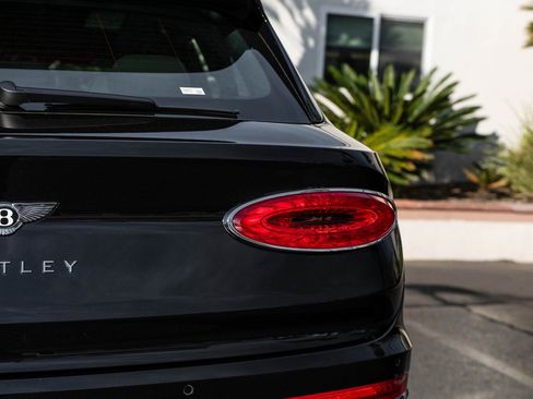 Used 2025 Bentley Bentayga V8 image 38