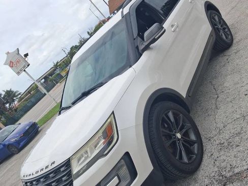 Used 2017 Ford Explorer XLT w/ Equipment Group 202A FWD image 5