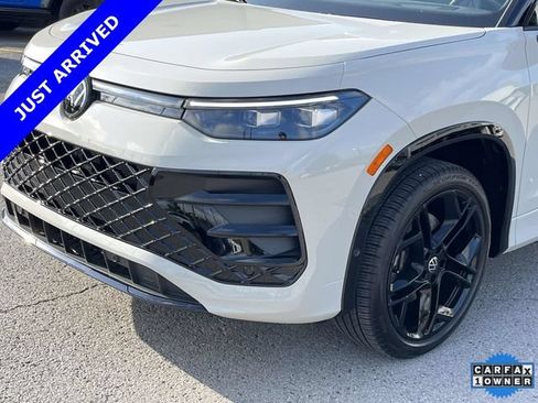 Used 2025 Volkswagen Tiguan SE R-Line AWD/4WD image 8