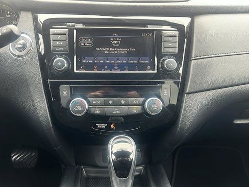 Used 2018 Nissan Rogue SV image 19
