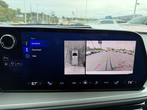 Used 2024 Chevrolet Traverse LT image 27