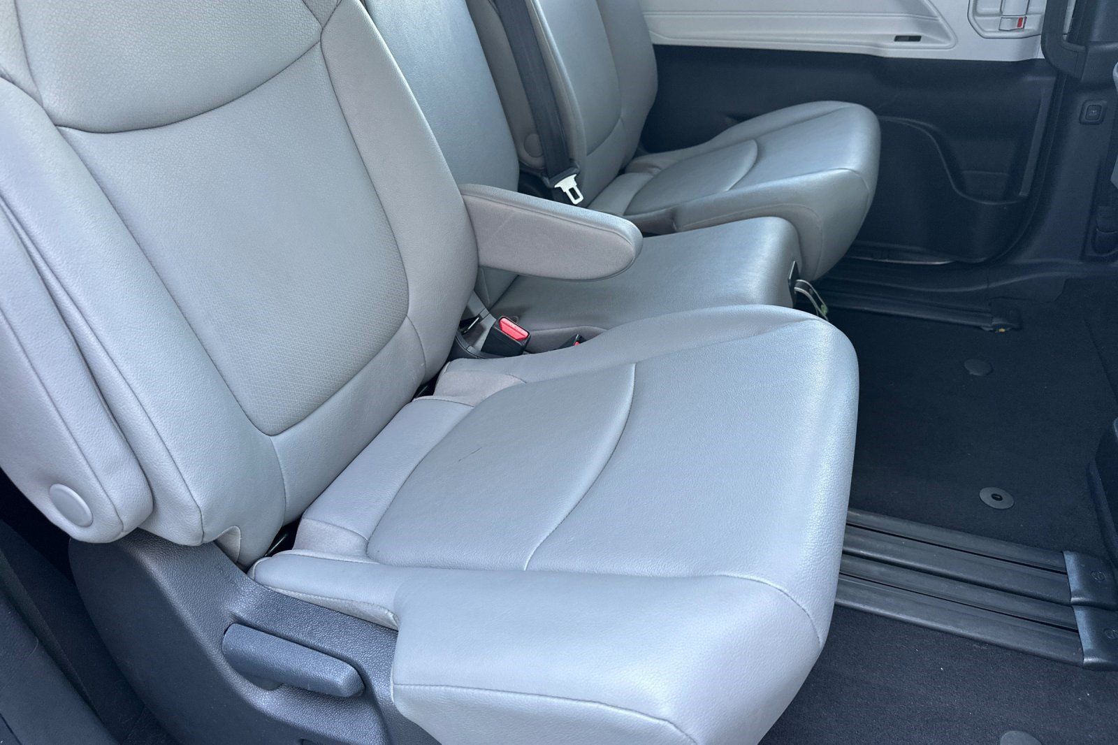 Used 2026 Toyota Sienna XLE FWD image 32