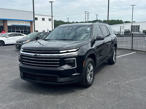 Used 2024 Chevrolet Traverse LT w/ Enhanced Driving Package FWD image 2