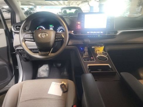 Used 2022 Toyota Sienna LE FWD image 5