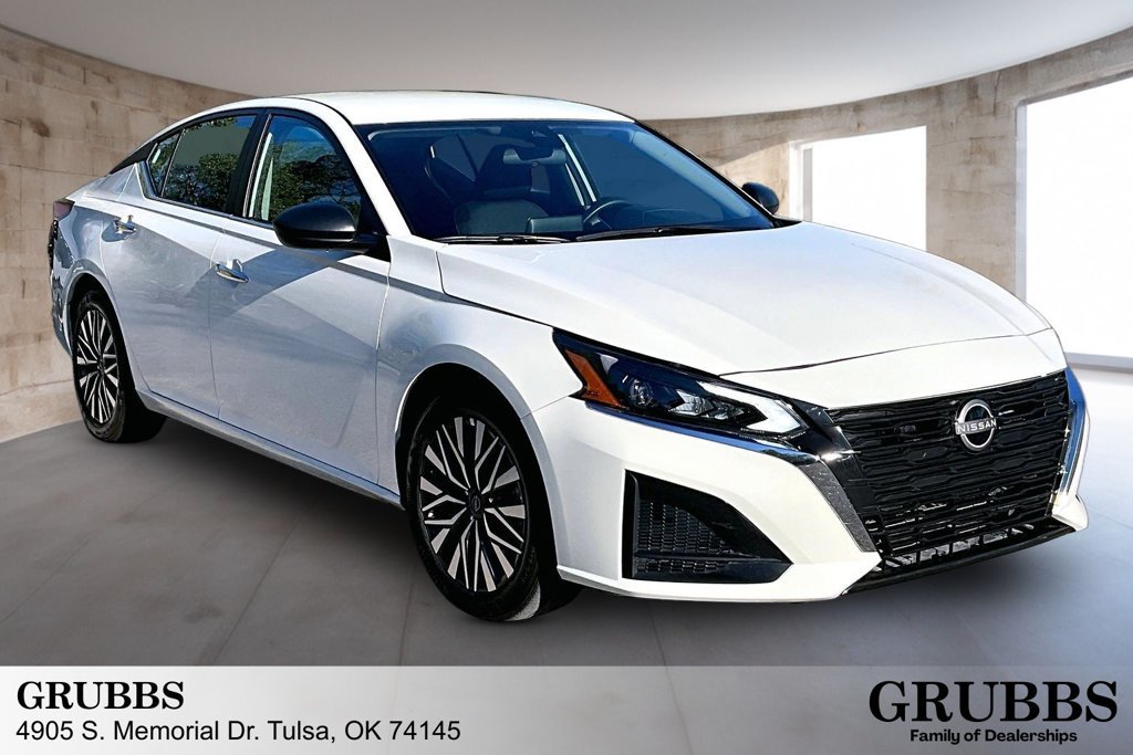 Used 2025 Nissan Altima 2.5 SV FWD image 1