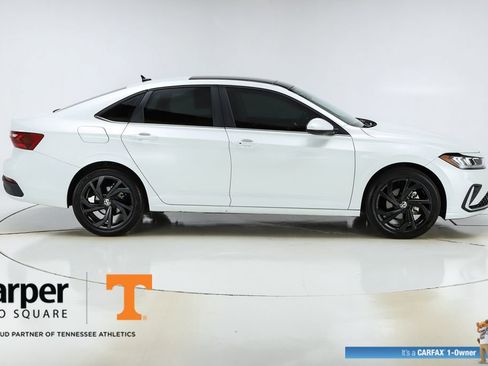 Used 2025 Volkswagen Jetta SE w/ Sunroof Package image 10