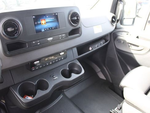 Used 2024 Mercedes-Benz Sprinter 2500 image 31