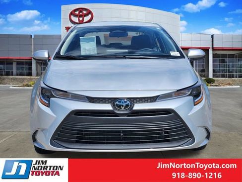 Used 2026 Toyota Corolla LE FWD image 2