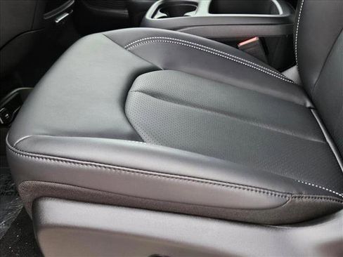 New 2025 Chrysler Pacifica Select image 4